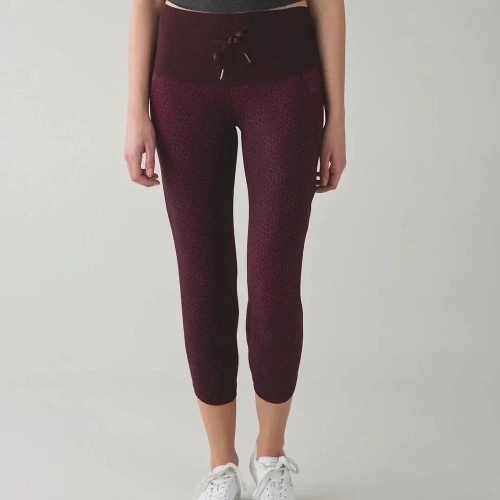 LULULEMON | SHAKE IT OUT  CROP IN STAR PIXEL RASBERRY